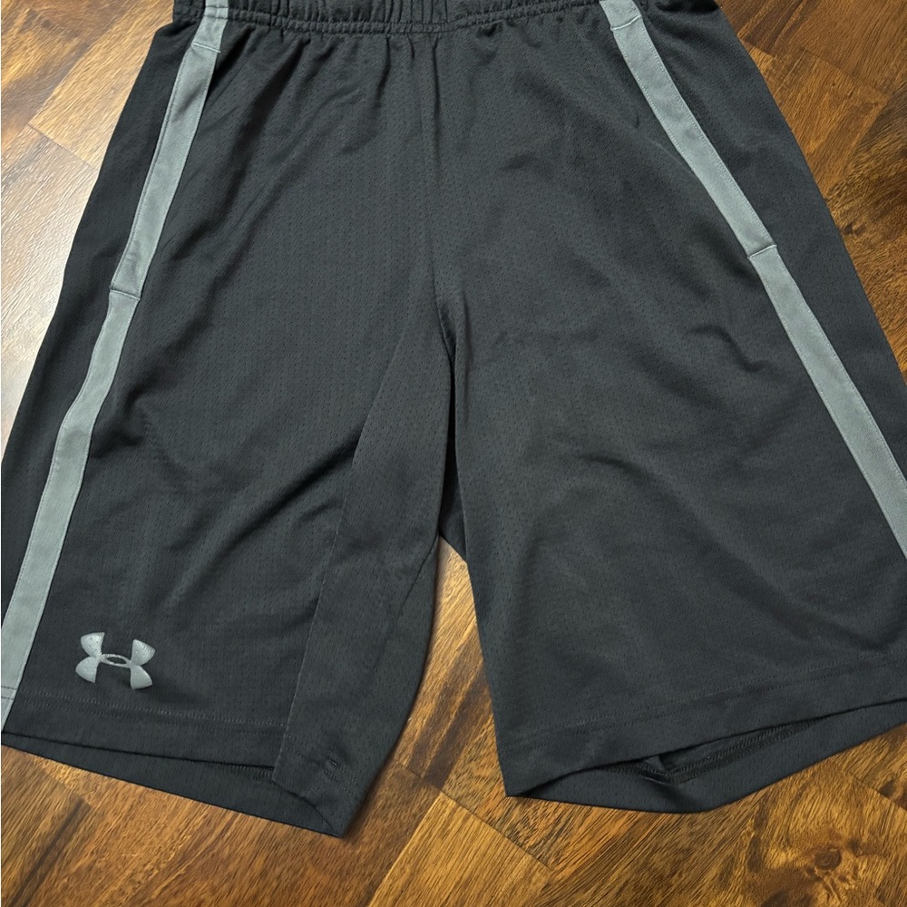 Under Armour Black and Gray Athletic Shorts Moisture-Wicking Elastic Waistband